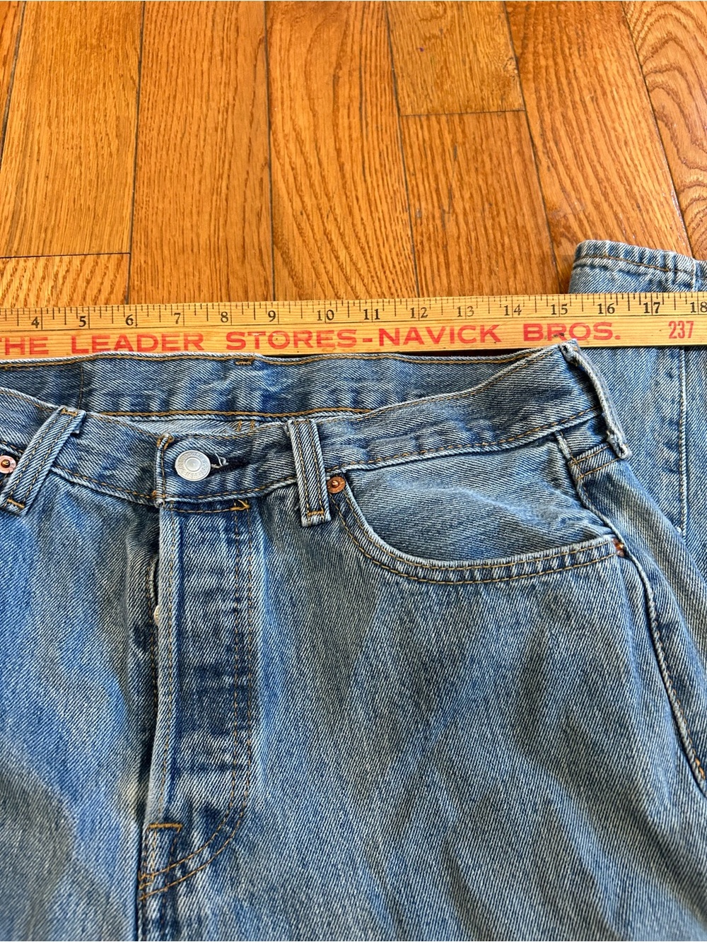 Levis 501 Jeans Mens 32x34 Blue Light Wash Original Fit Straight Leg Denim Pants - Picture 4 of 10